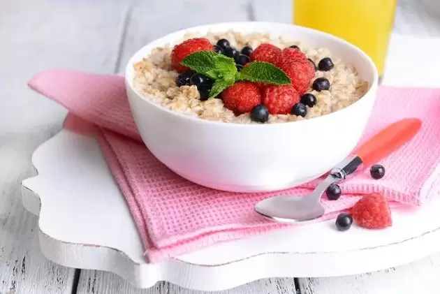 Lazy man's diet menu includes breakfast oatmeal and berries
