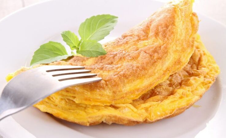 Chicken omelet - a gout-friendly diet dish